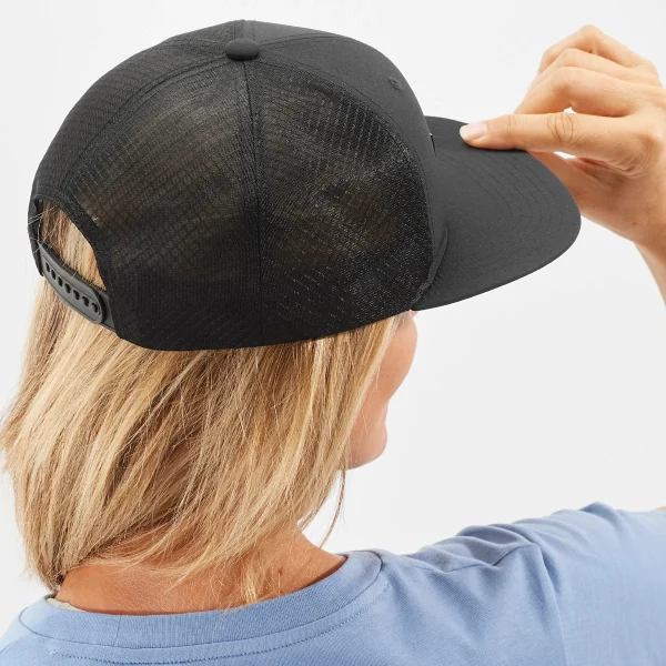 Trucker Flat Cap - כובע שחור עם לוגו של סלומון